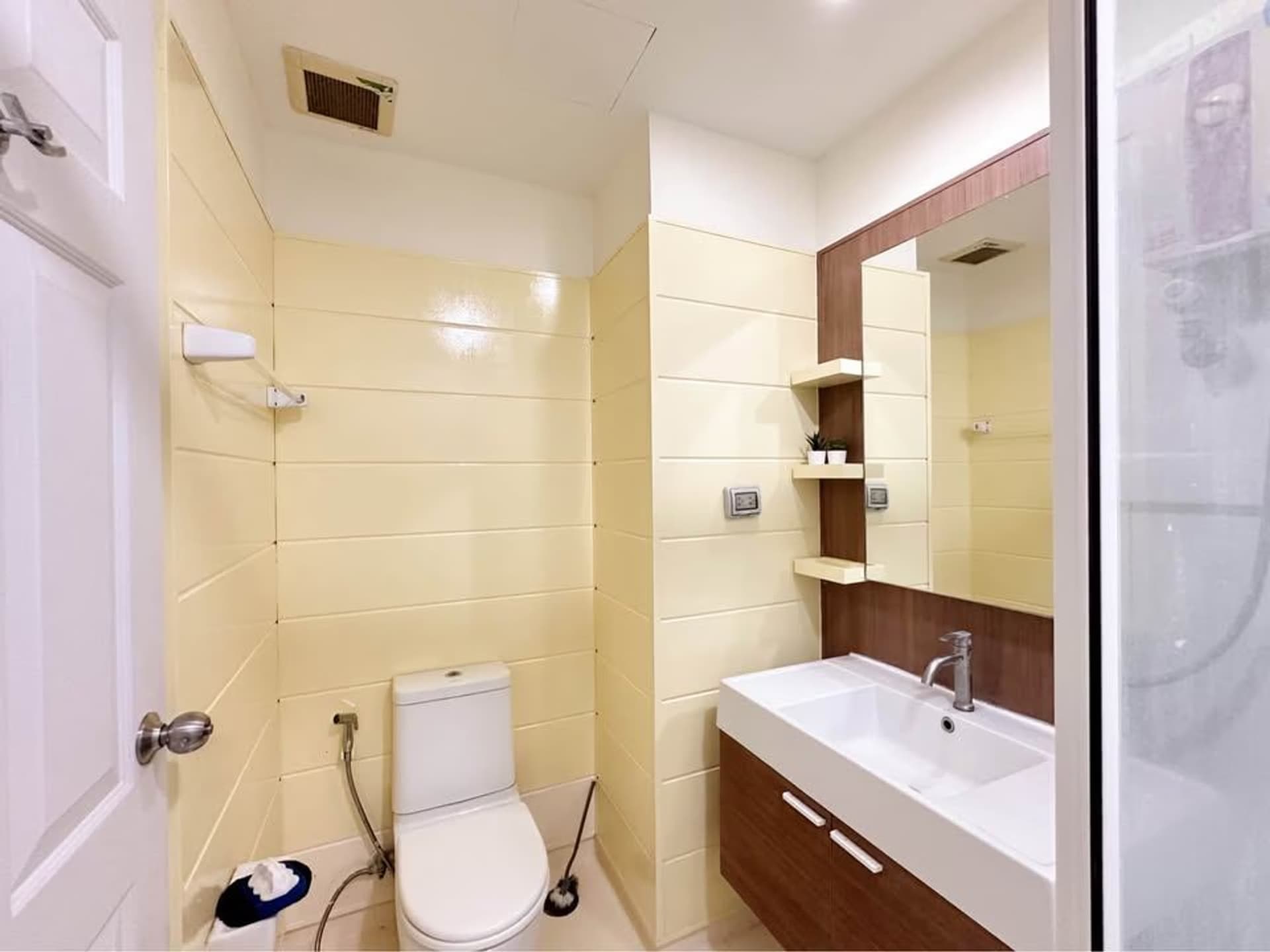 1 Bed Condo for Rent in Khlong San - Image 5