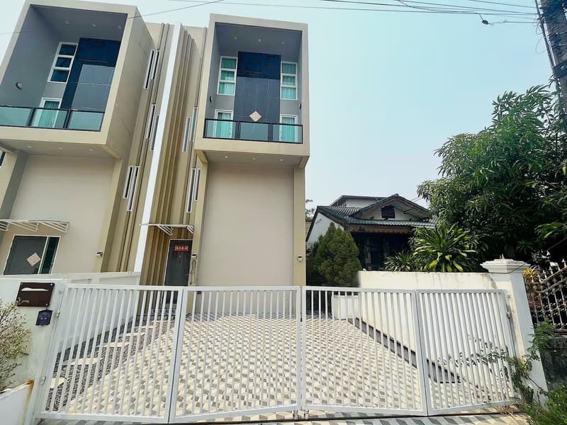 4 Bed house for Rent in San Sai