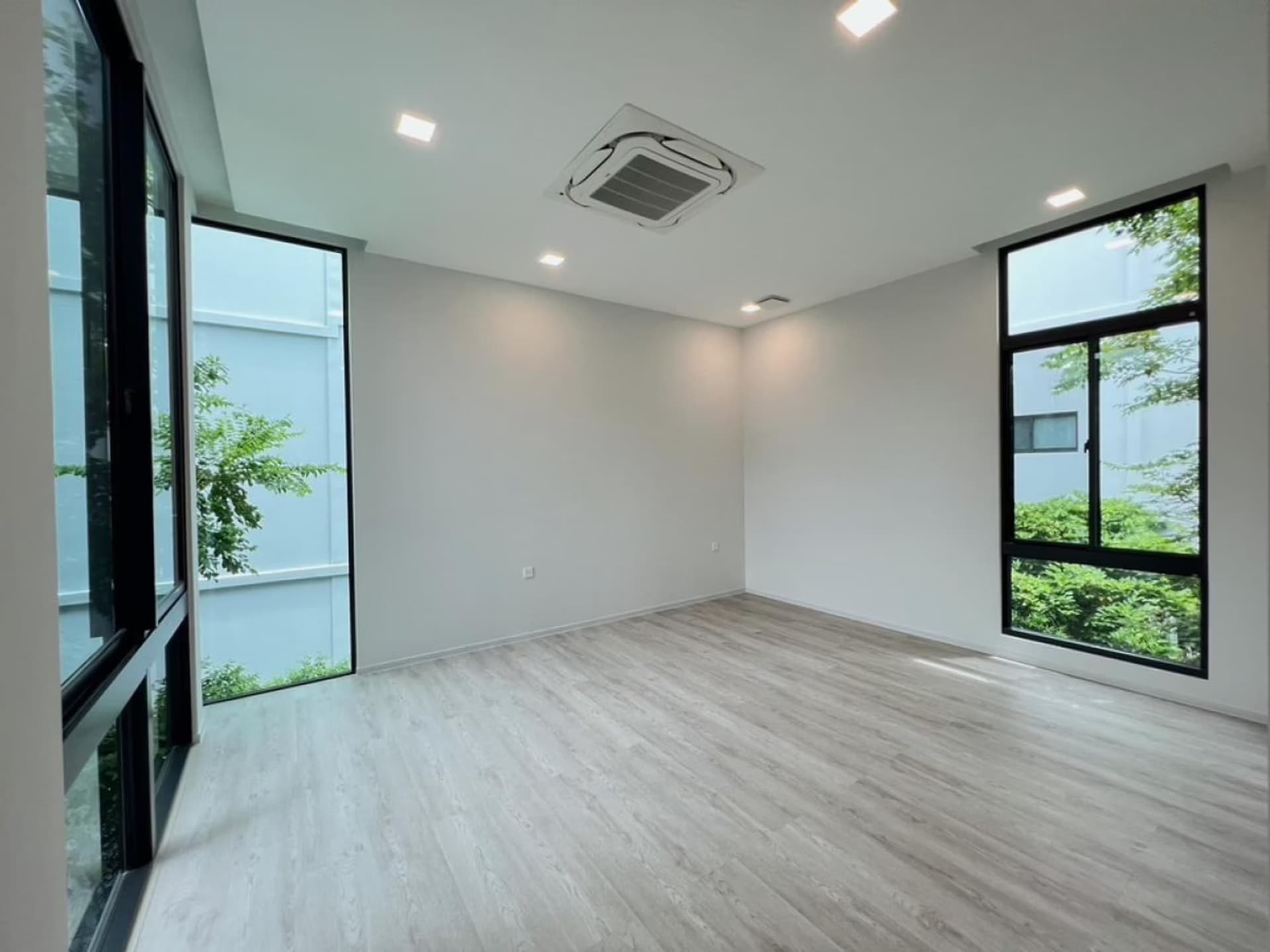 4 Bed House for Sale in Saphan Sung - Image 6