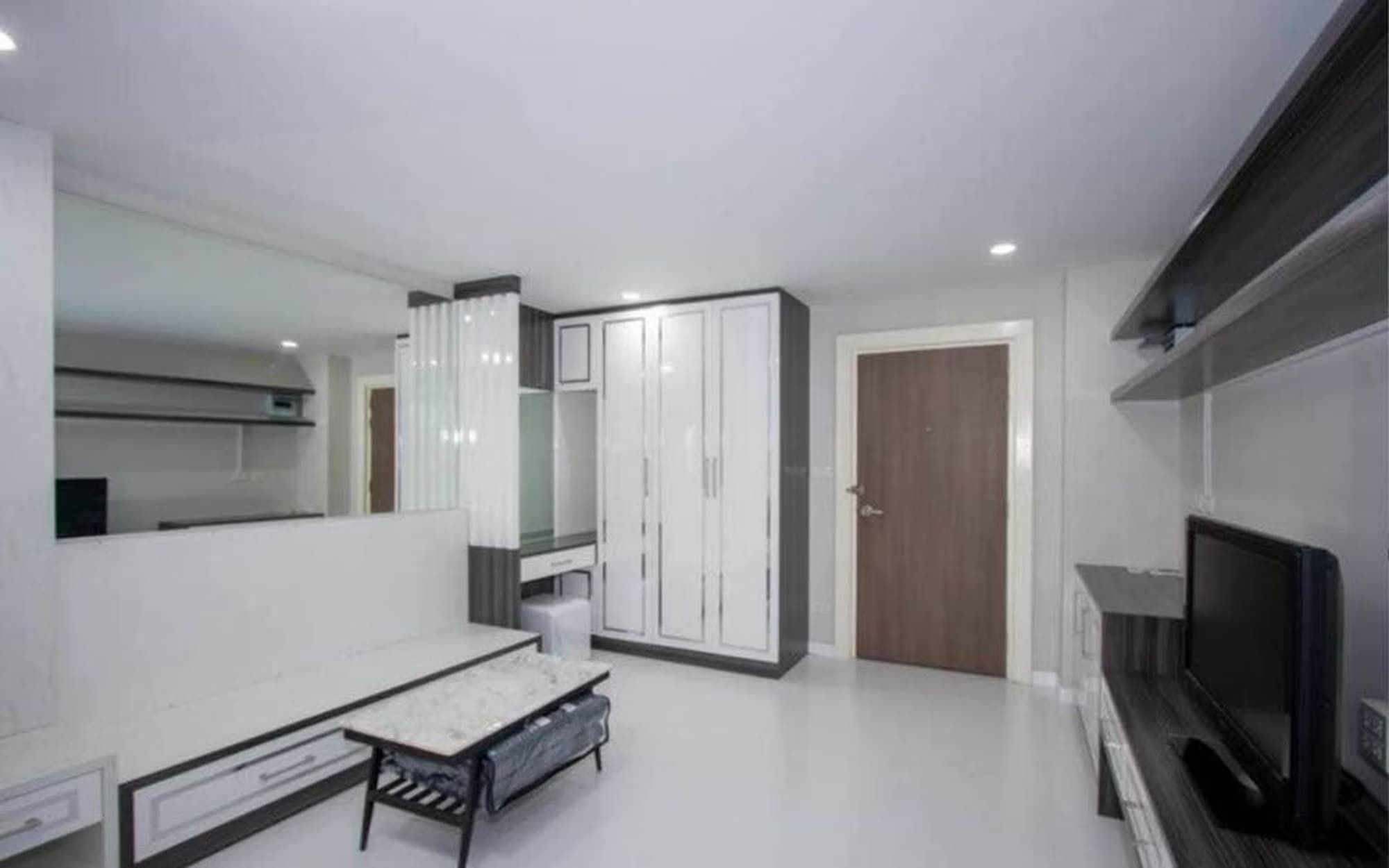 Condo for Sale, Rent at Hillside 4 - Image 3