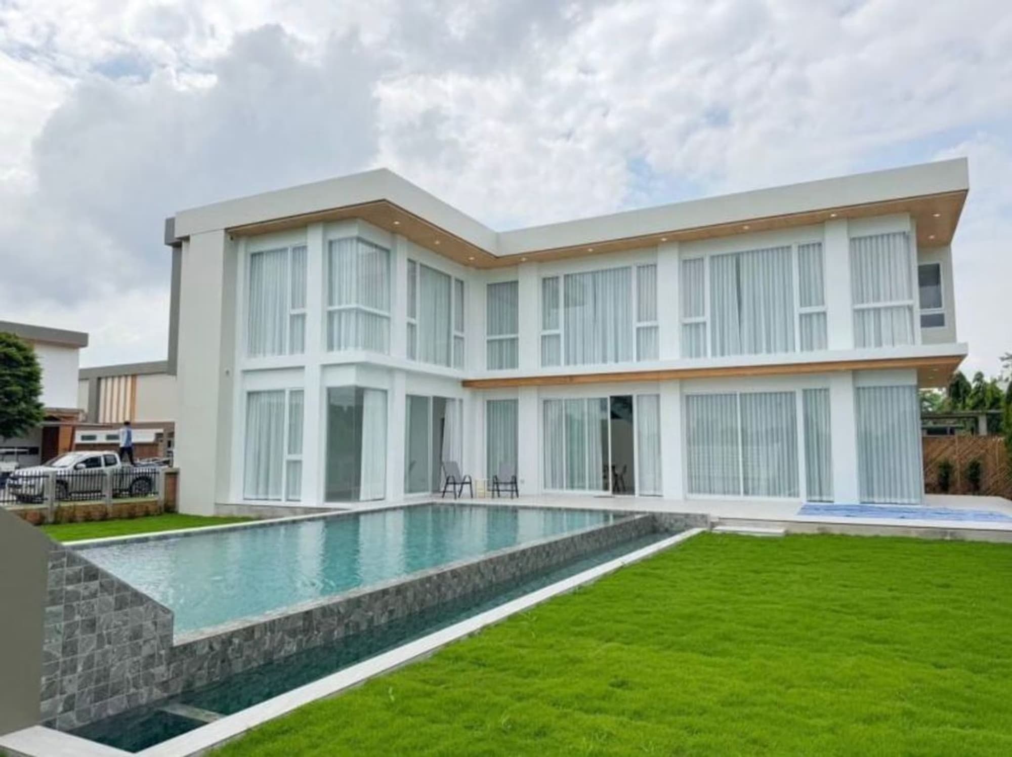 4 Bed house for Rent in San Kamphaeng - Image 1