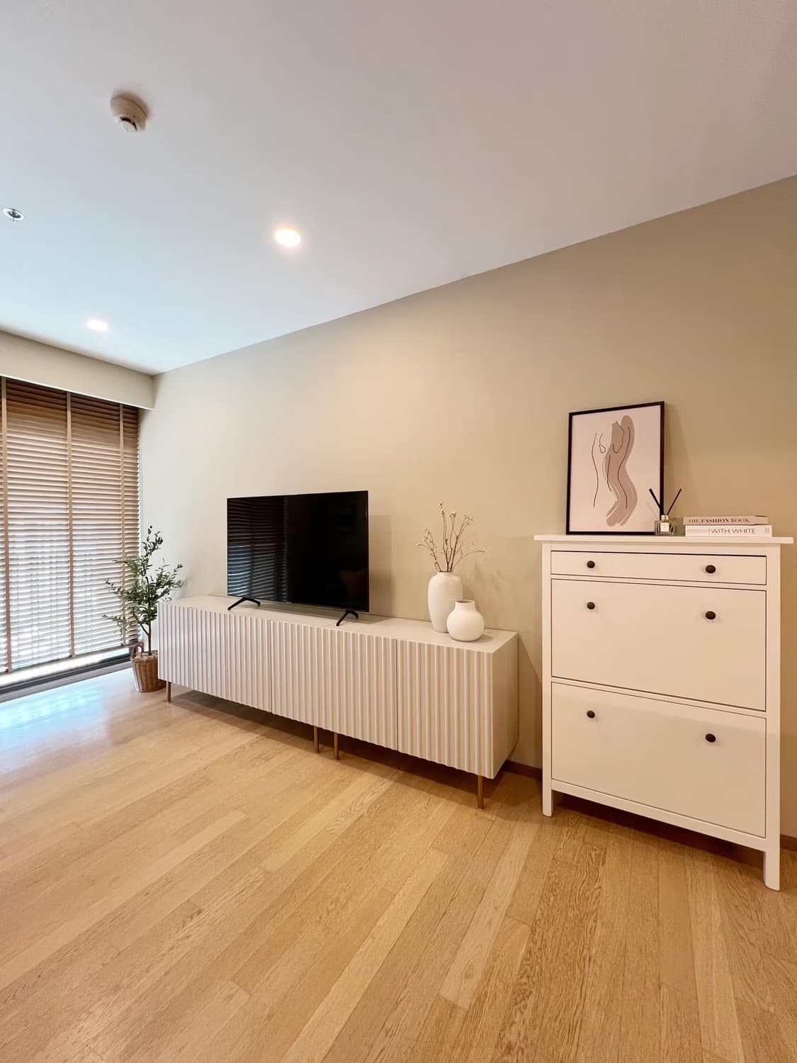 Condo for Rent at Noble Refine - Image 8