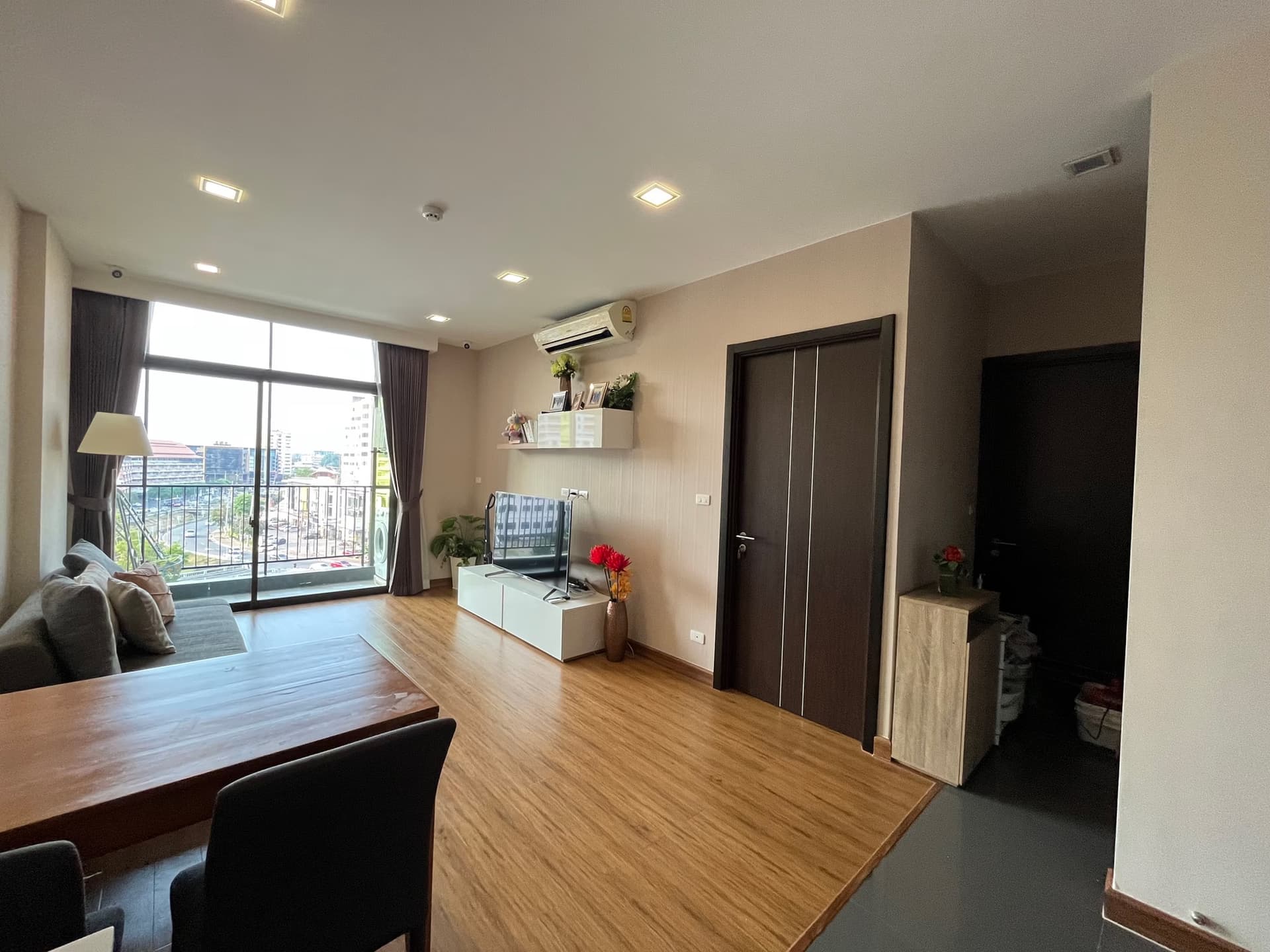 Condo for Rent, Sale at Stylish Condo - Image 21