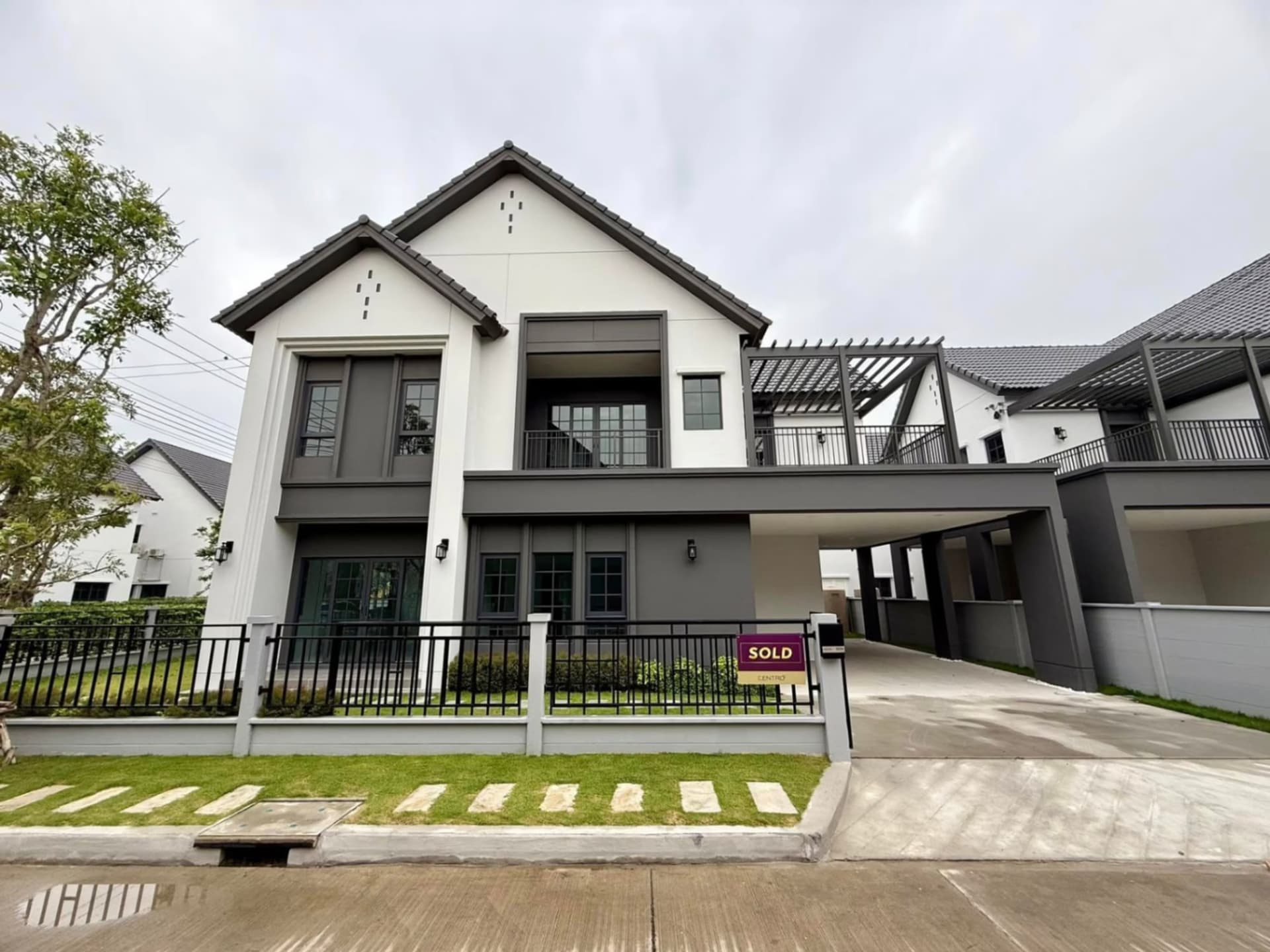 4 ห้องนอน บ้าน สำหรับ จำหน่าย ใน Bang Phli, Samut Prakan - Image 1