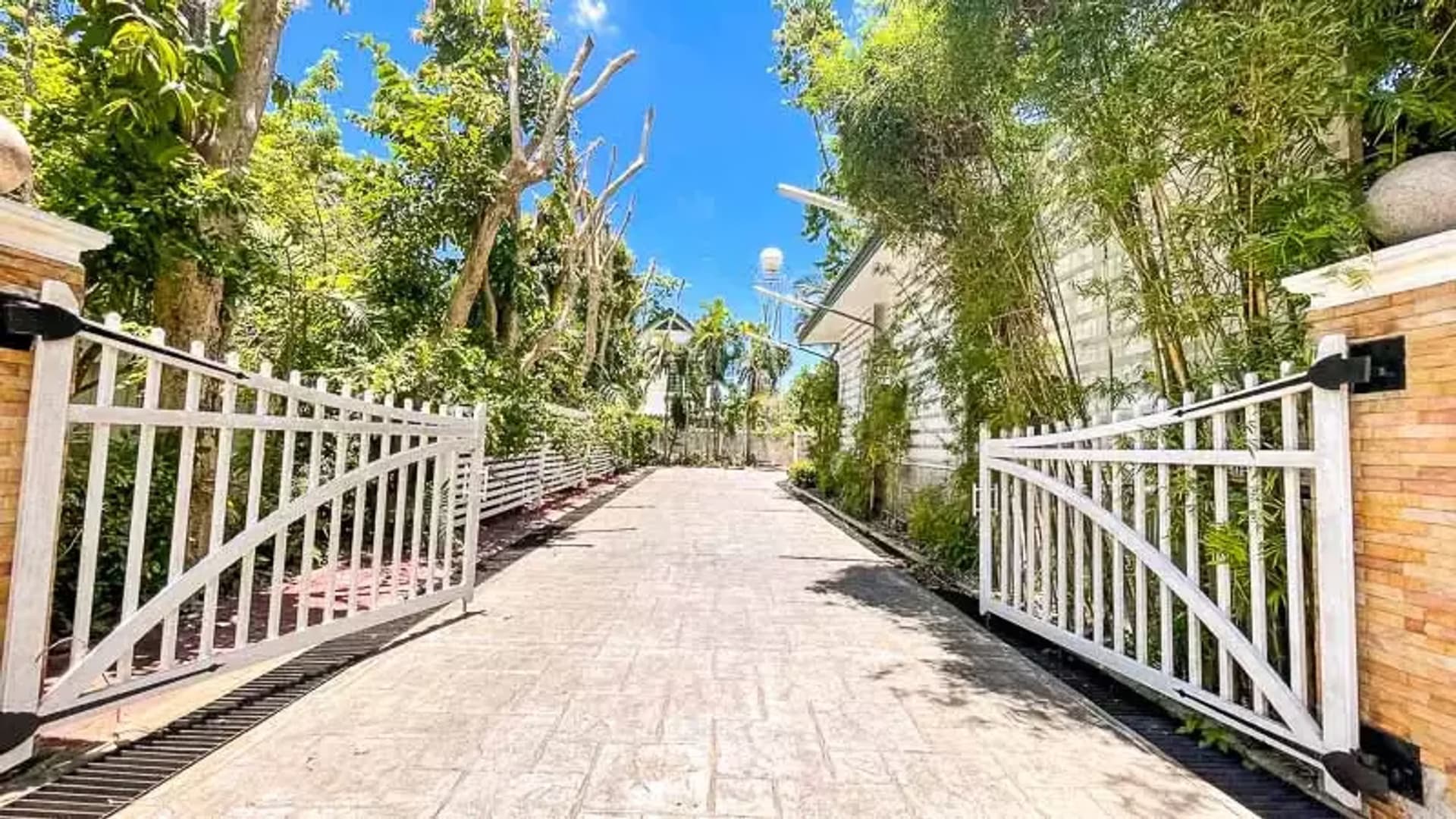 Tudor Style Mansion for Sale near Mountain - Image 5