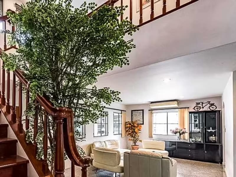 5 Bedroom House for Rent in Phra Khanong