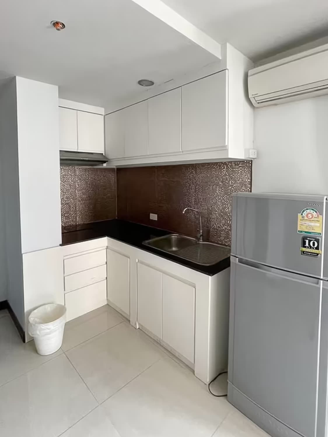 1 Bedroom Condo - Image 1