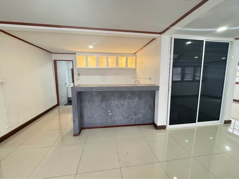 5 Bed House for Rent in Suan Luang