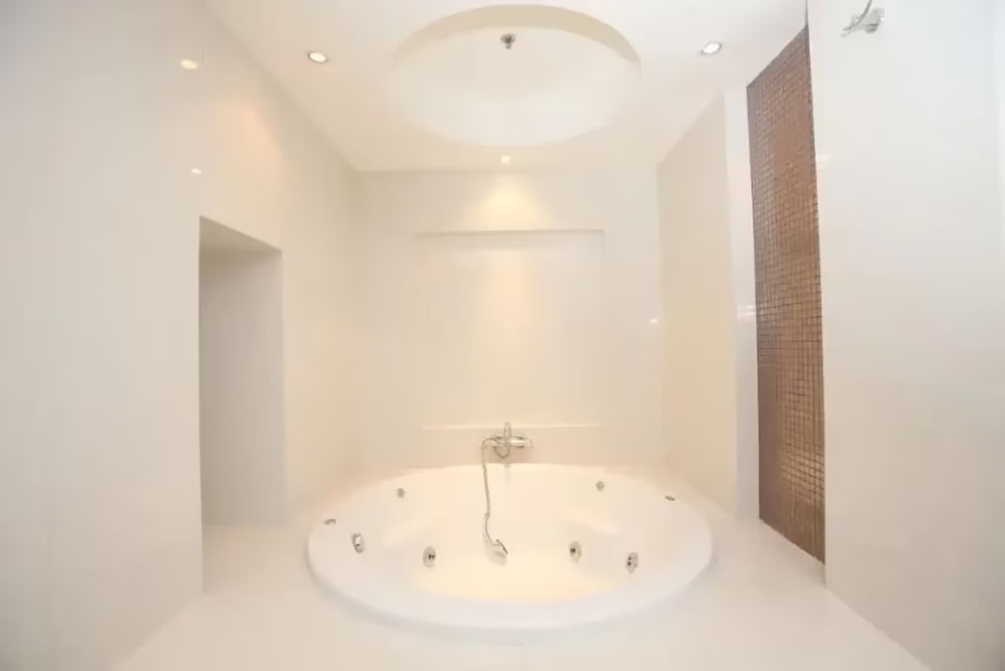 4 Bedroom Condo - Image 1