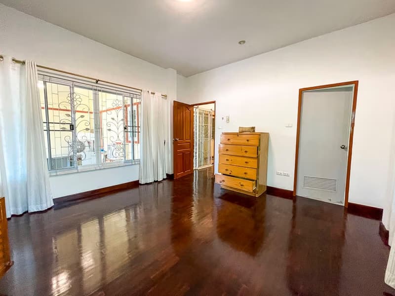 5 Bed House for Rent in Mueang Chiang Mai