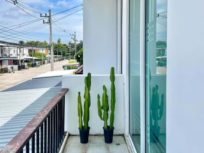 3 Bed Townhouse for Rent in Saraphi