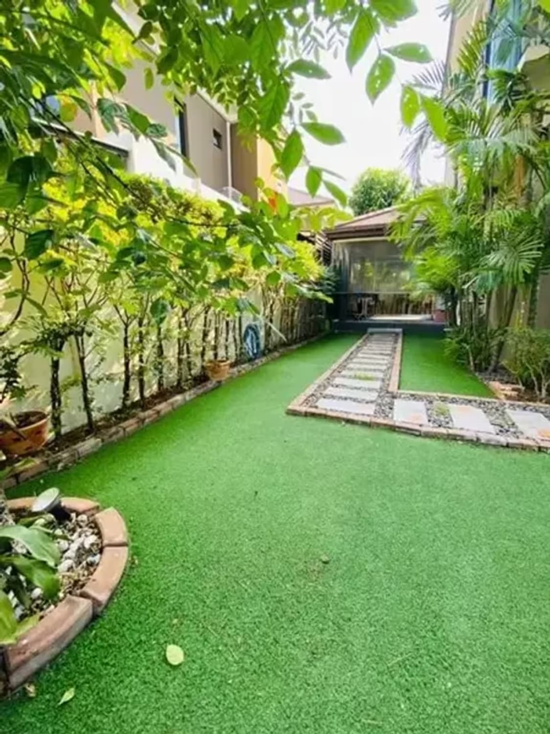 6 Bedroom House - Image 2