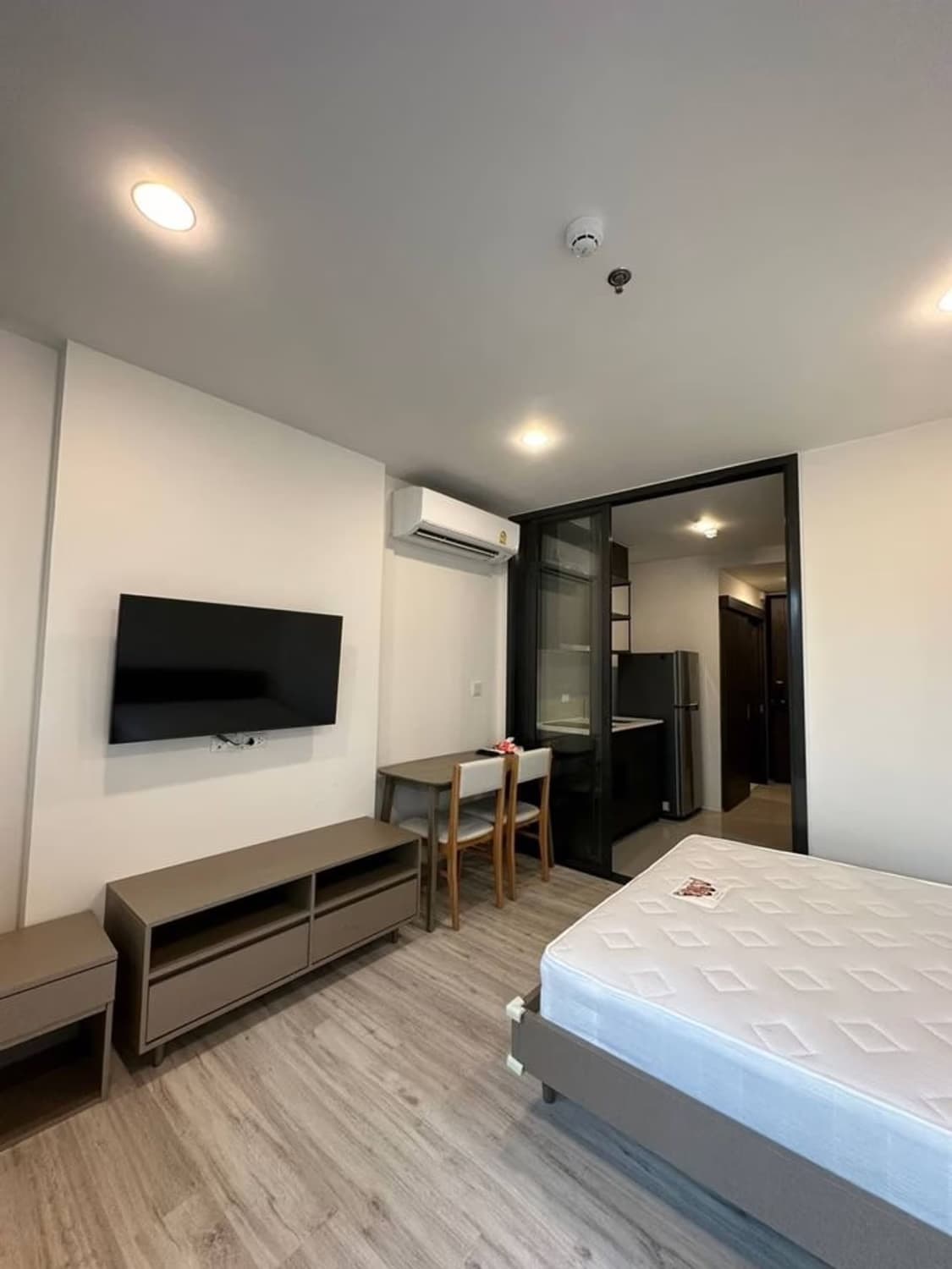1 Bed Condo for Rent and Sale  Near Huai Khwang MRT - Image 5