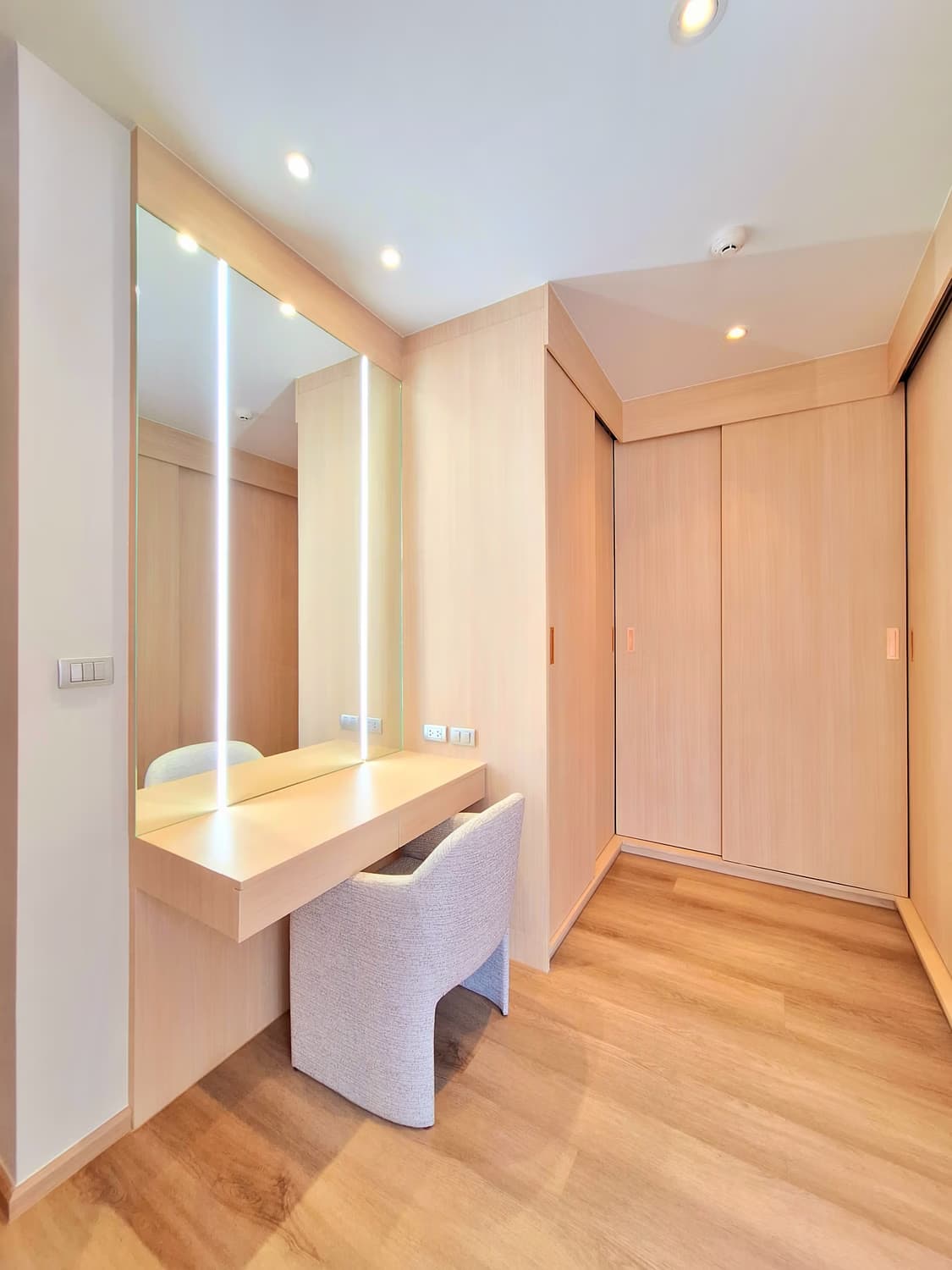Condo for Rent at Bearing Residence - Image 4