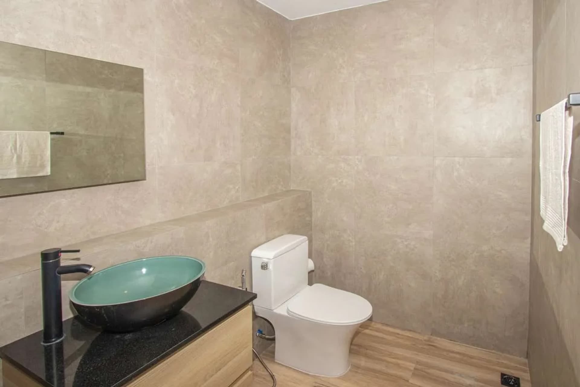 Contemporary 5-Bedroom House for Sale near Kad Farang - Image 10