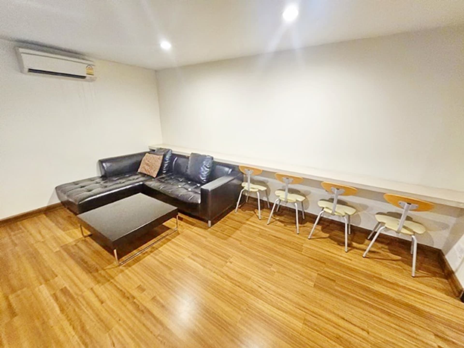 1 Bed Commercial for Rent in Huai Khwang - Image 4