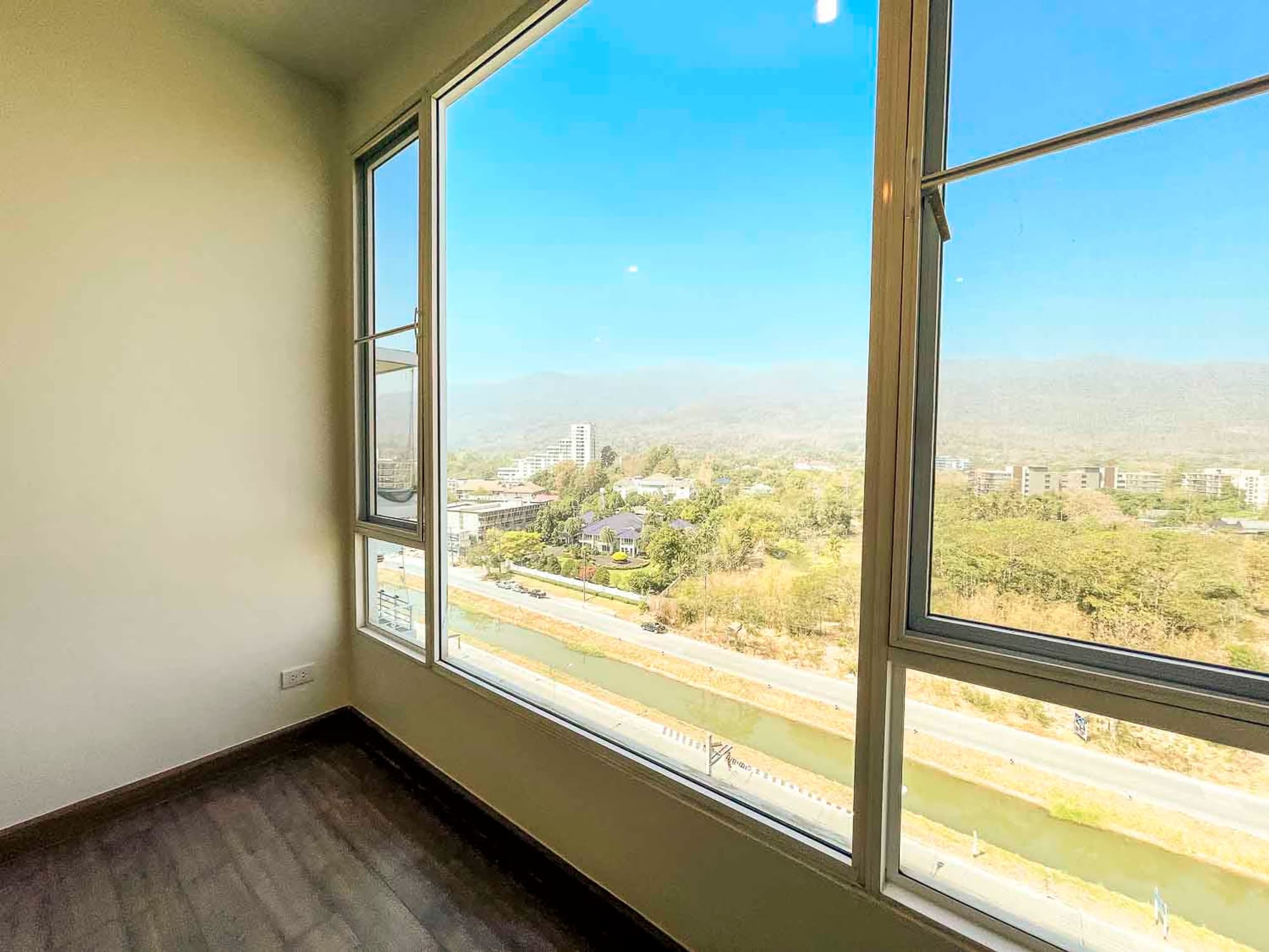 Unfurnished 4 Bed Condo w. Stunning Mountain View for Sale - Image 14