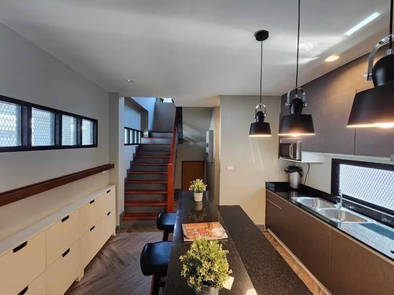 5 Bed House for Rent in Khlong Toei