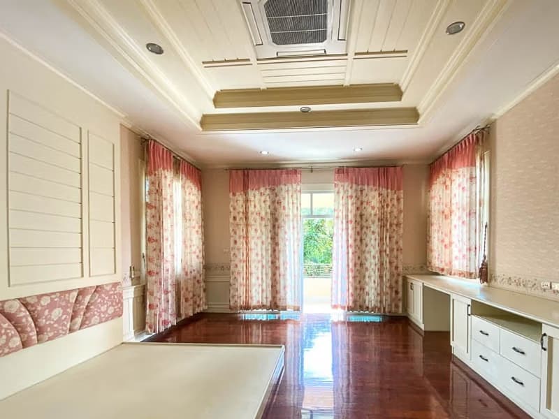 8 Bedroom House