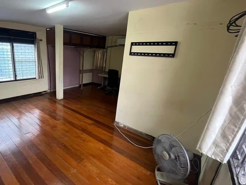 4 Bed House for Sale in Phra Nakhon