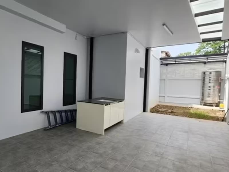 5 Bedroom Home office for rent 