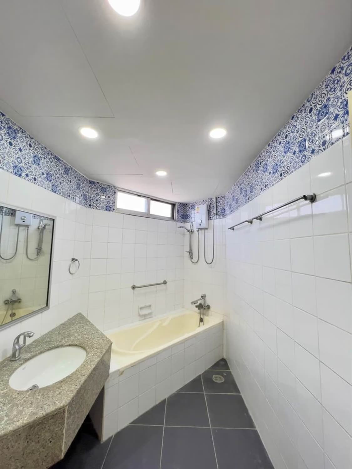 3 Bed Condo for Rent  Near Phloen Chit BTS - Image 6