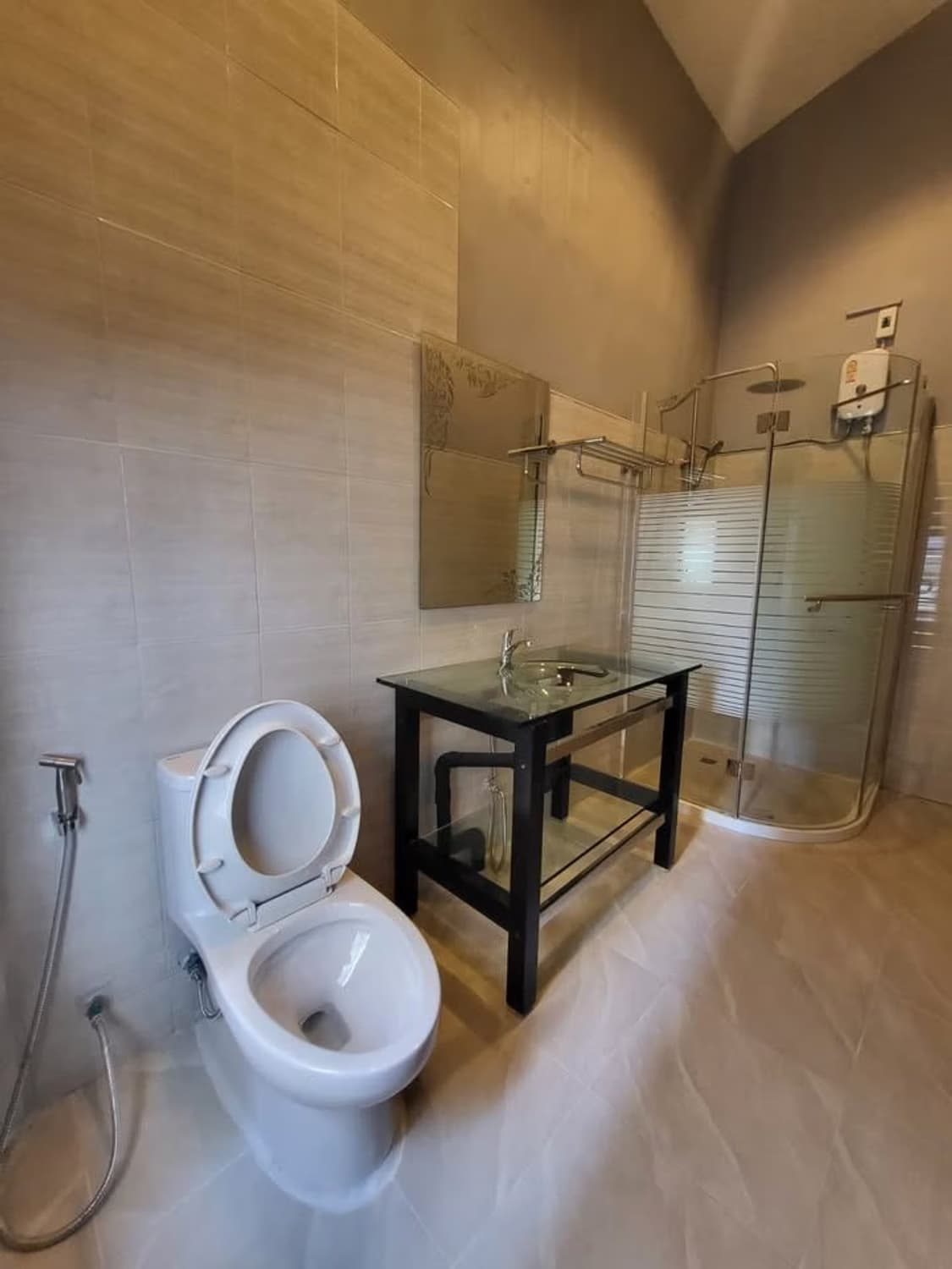 3 Bed House for Rent in Huai Khwang - Image 9