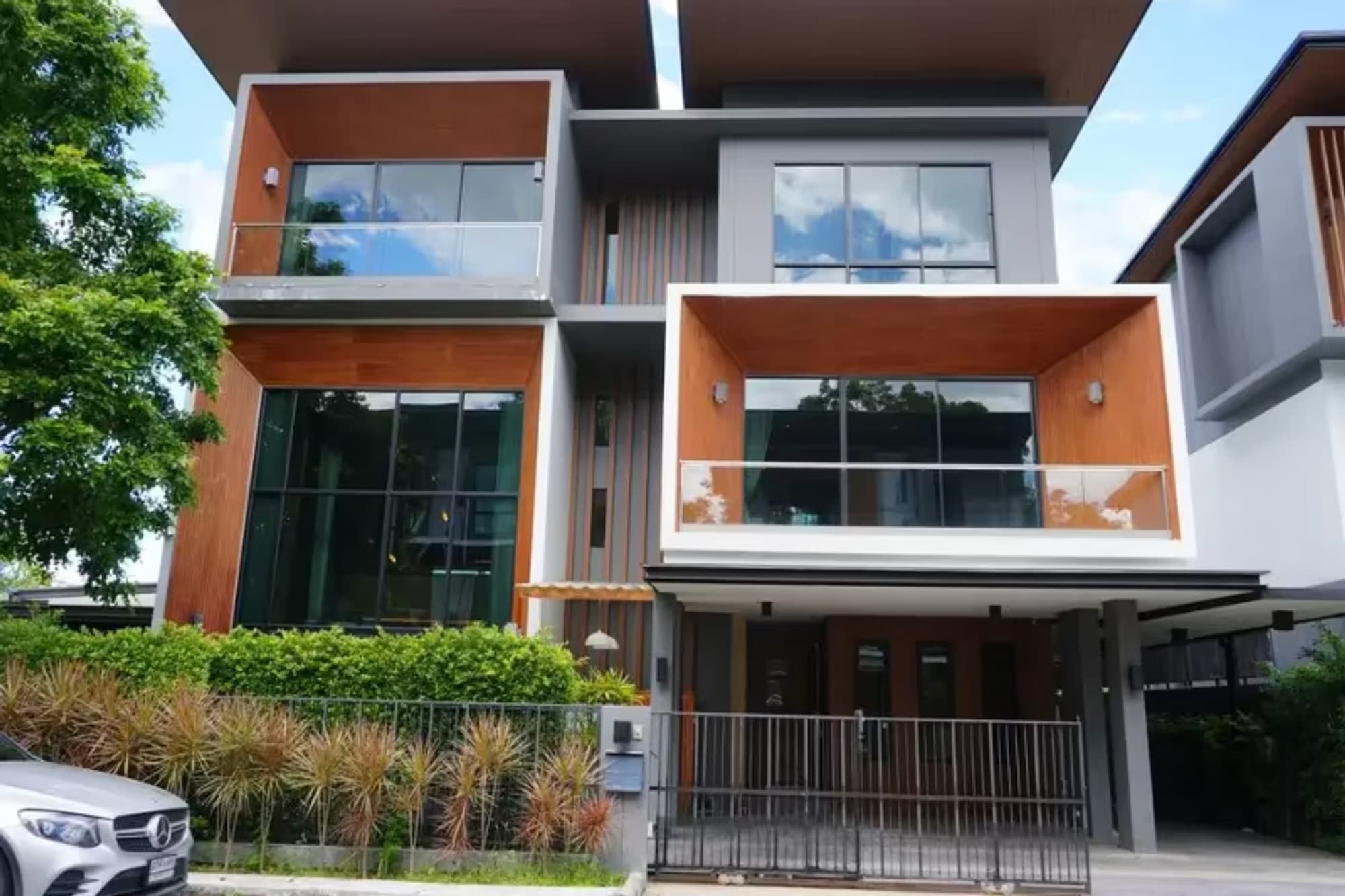 6 Bedroom House - Image 1