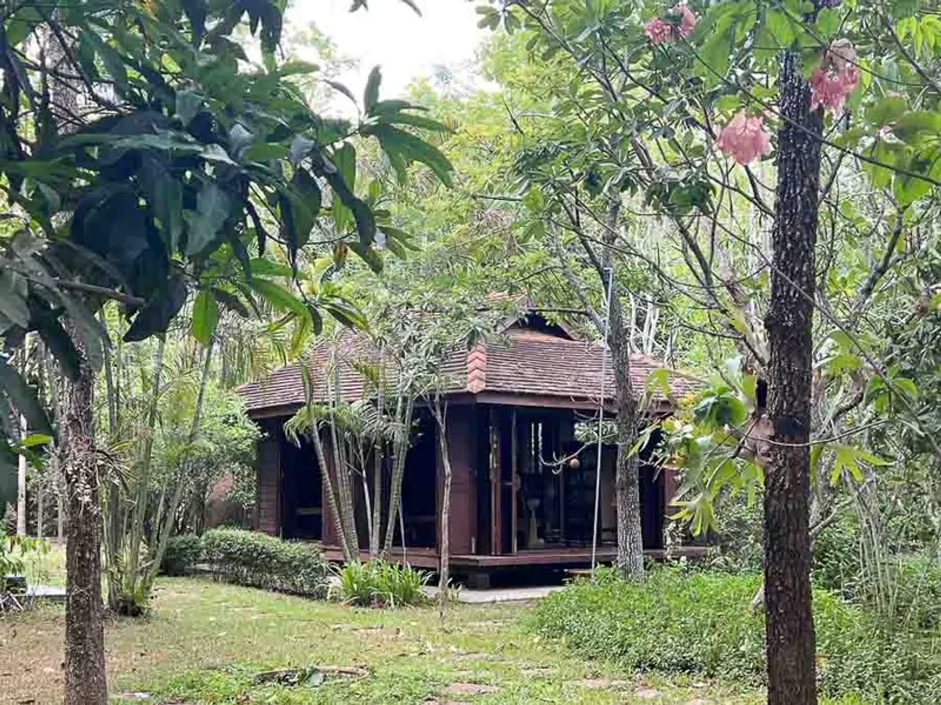6 Bedroom House - Image 16