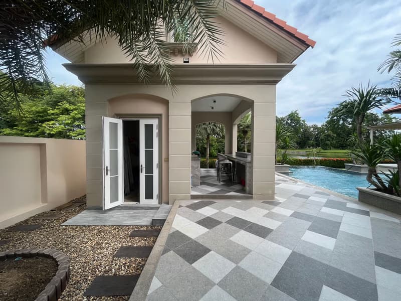 Luxury Pool Villa Next To Lake in Summit Green Valley