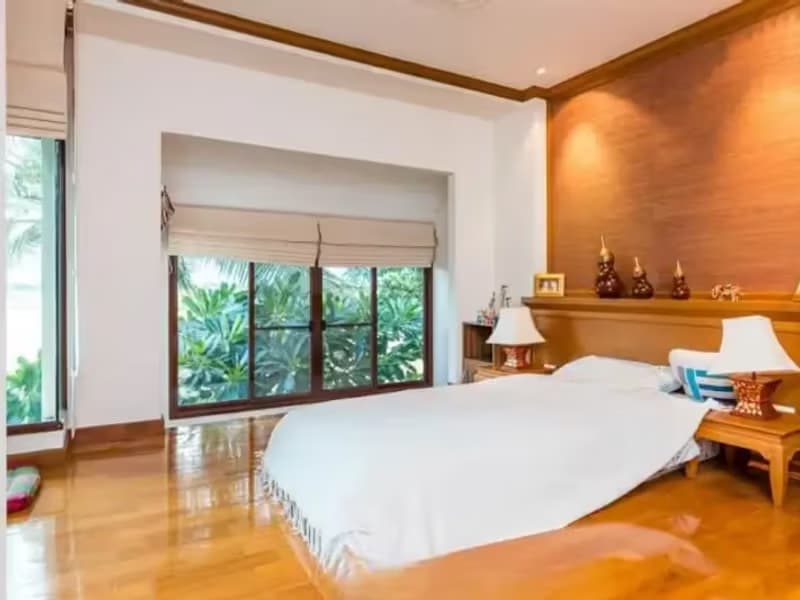 6 Bedroom House
