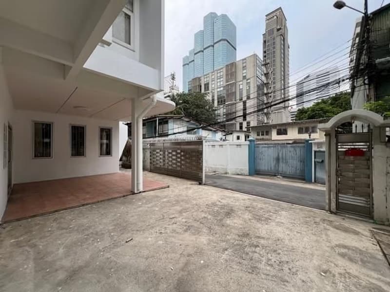 4 Bed House for Rent in Sathon