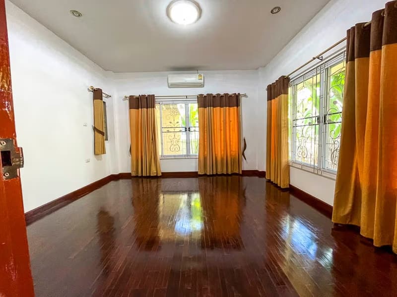 5 Bed House for Rent in Mueang Chiang Mai