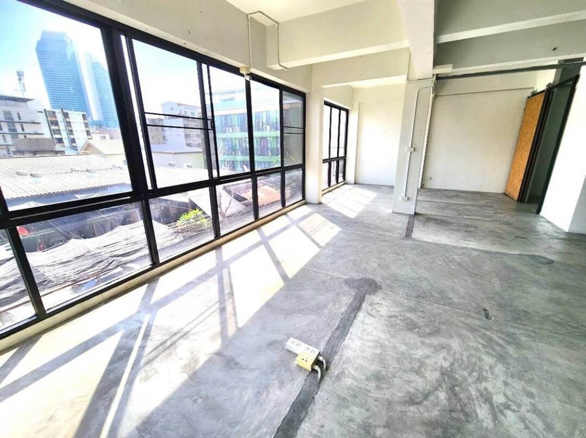 3 Bed Commercial for Rent and Sale in Din Daeng - Image 5