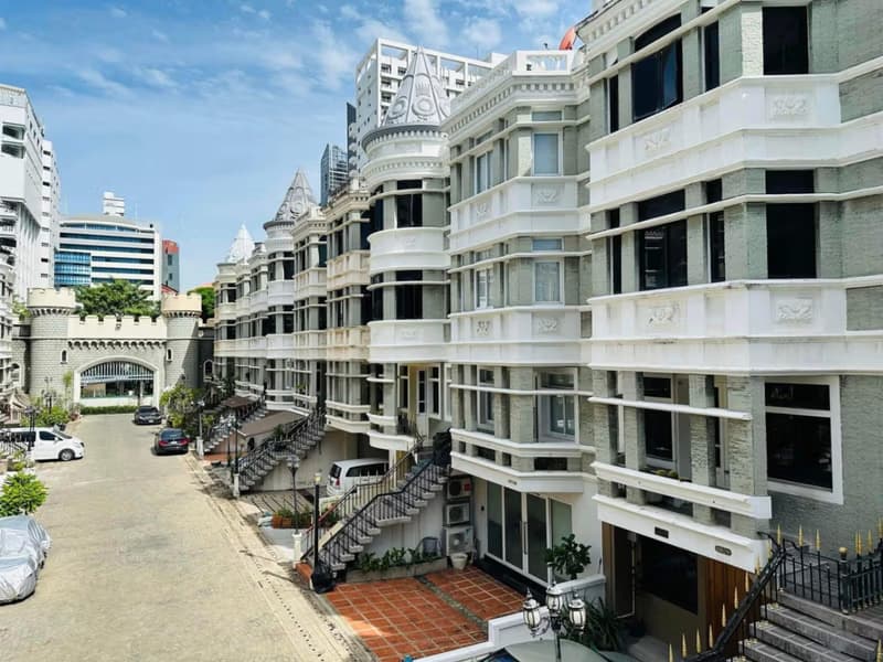 3 Bed Townhouse for Rent in Watthana