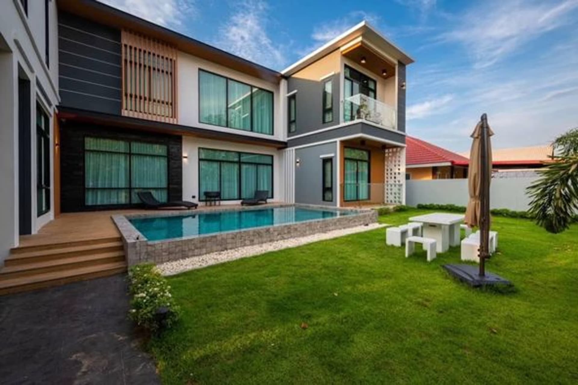 5 Bed House for Rent in San Sai - Image 1