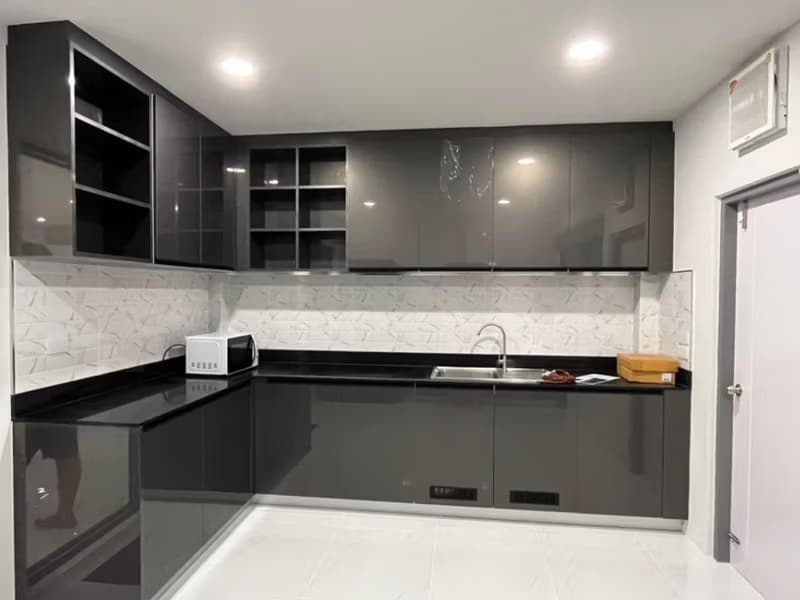5 Bed House for Rent in Bang Phli