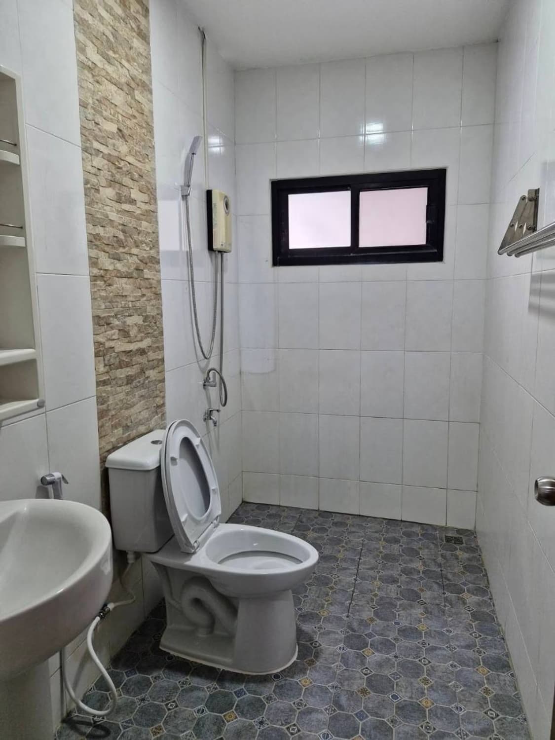 4 Bed House for Rent in Hang Dong - Image 13
