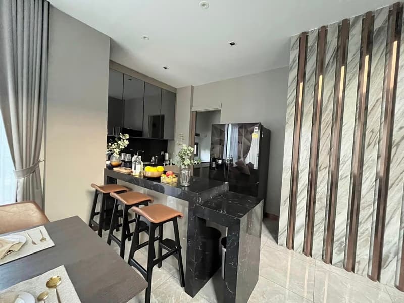 5 Bed House for Rent in Bang Na