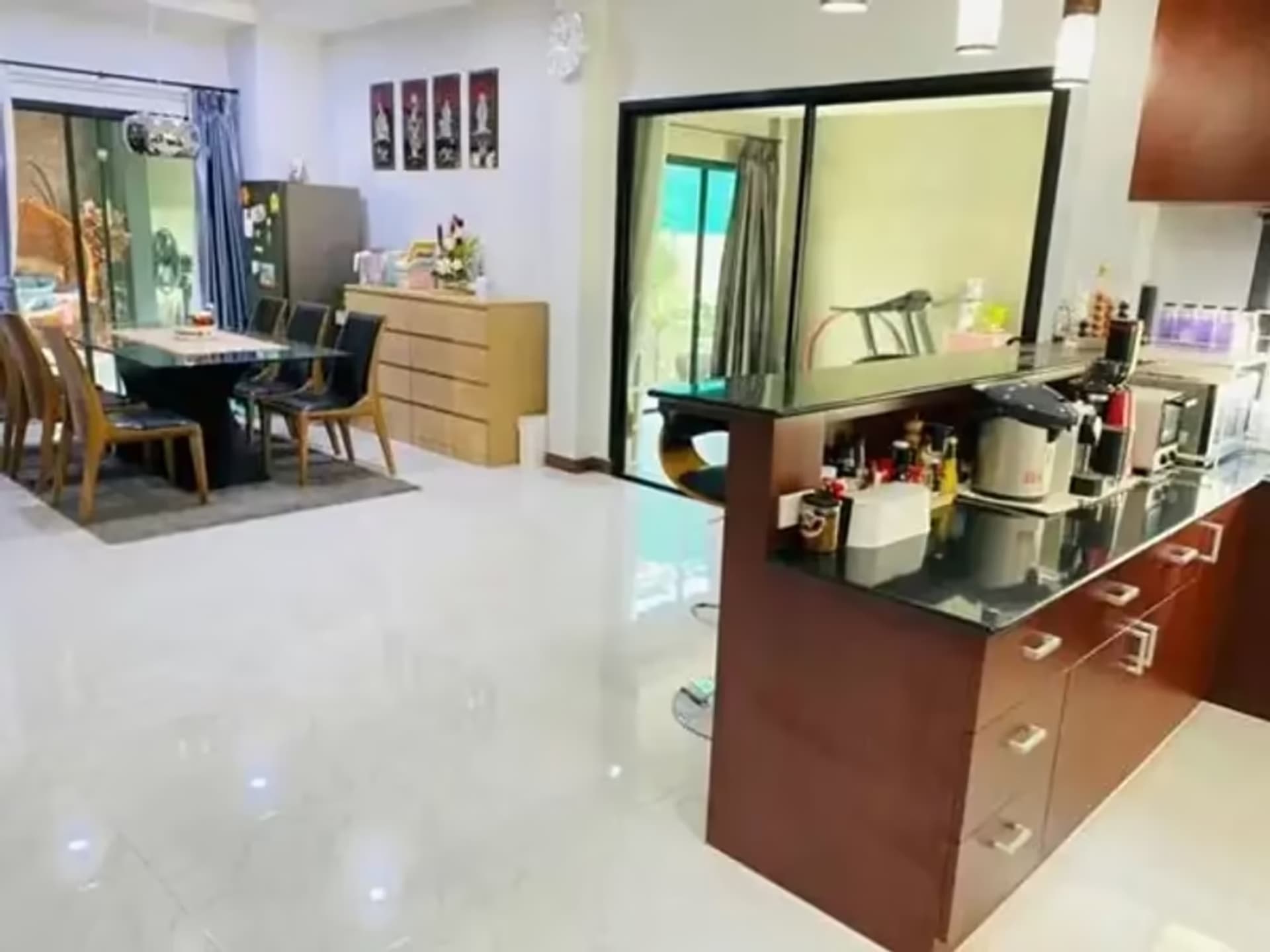 6 Bedroom House - Image 1