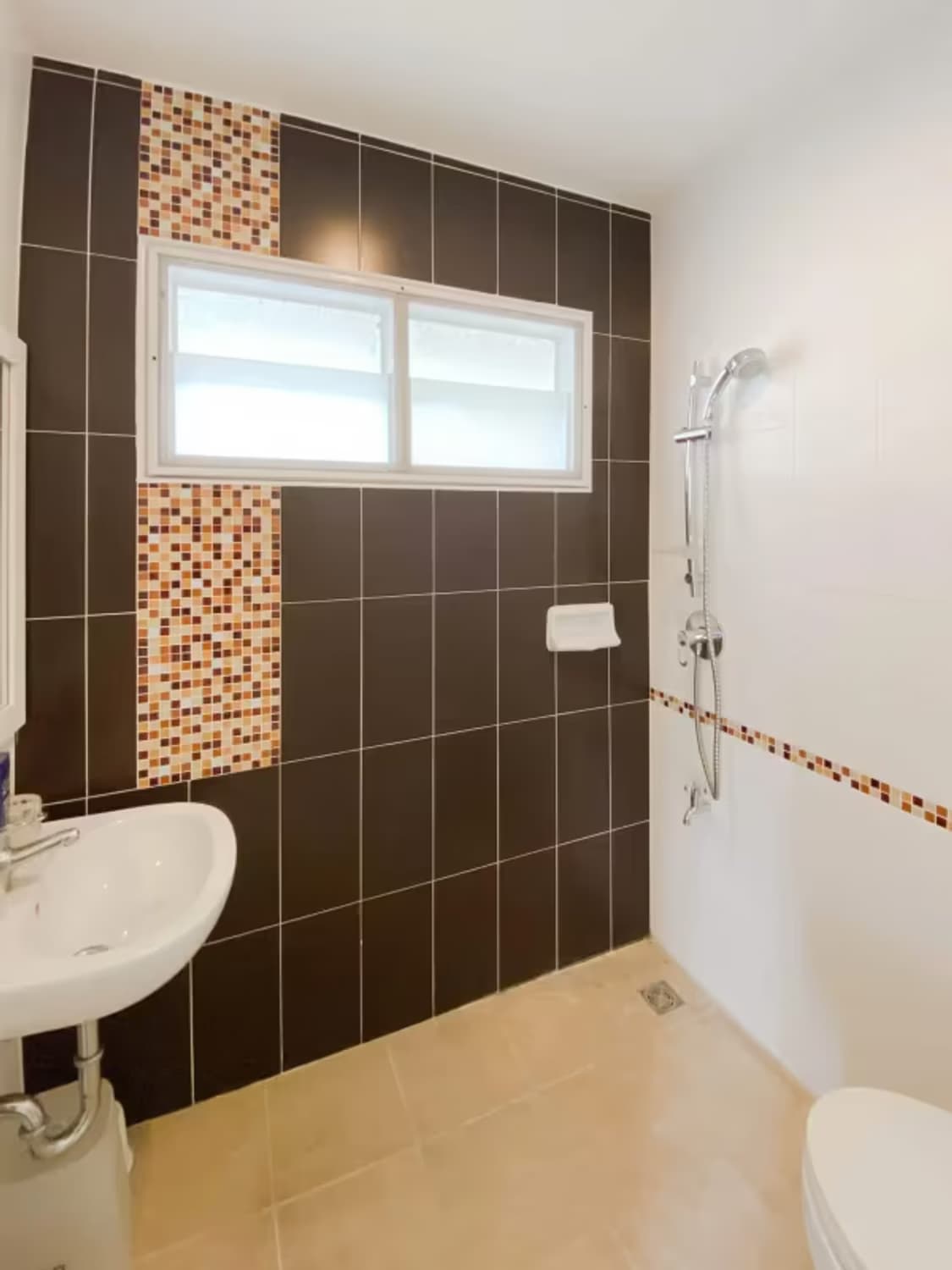 3 Bedroom House - Image 8