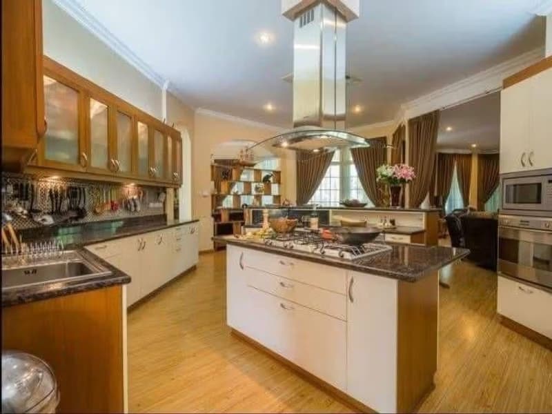 6 Bed House for Sale in Saraphi District