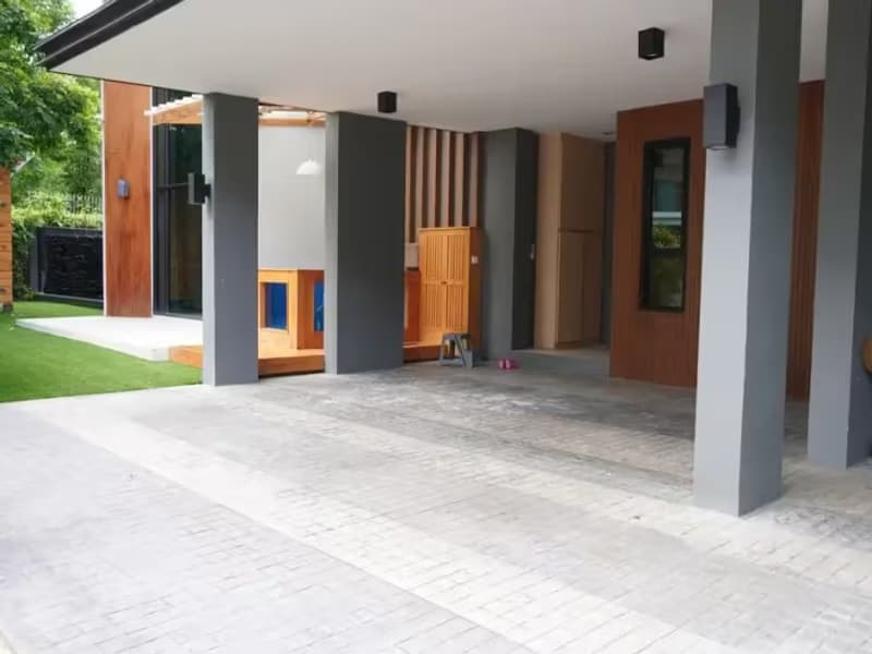 6 Bedroom House