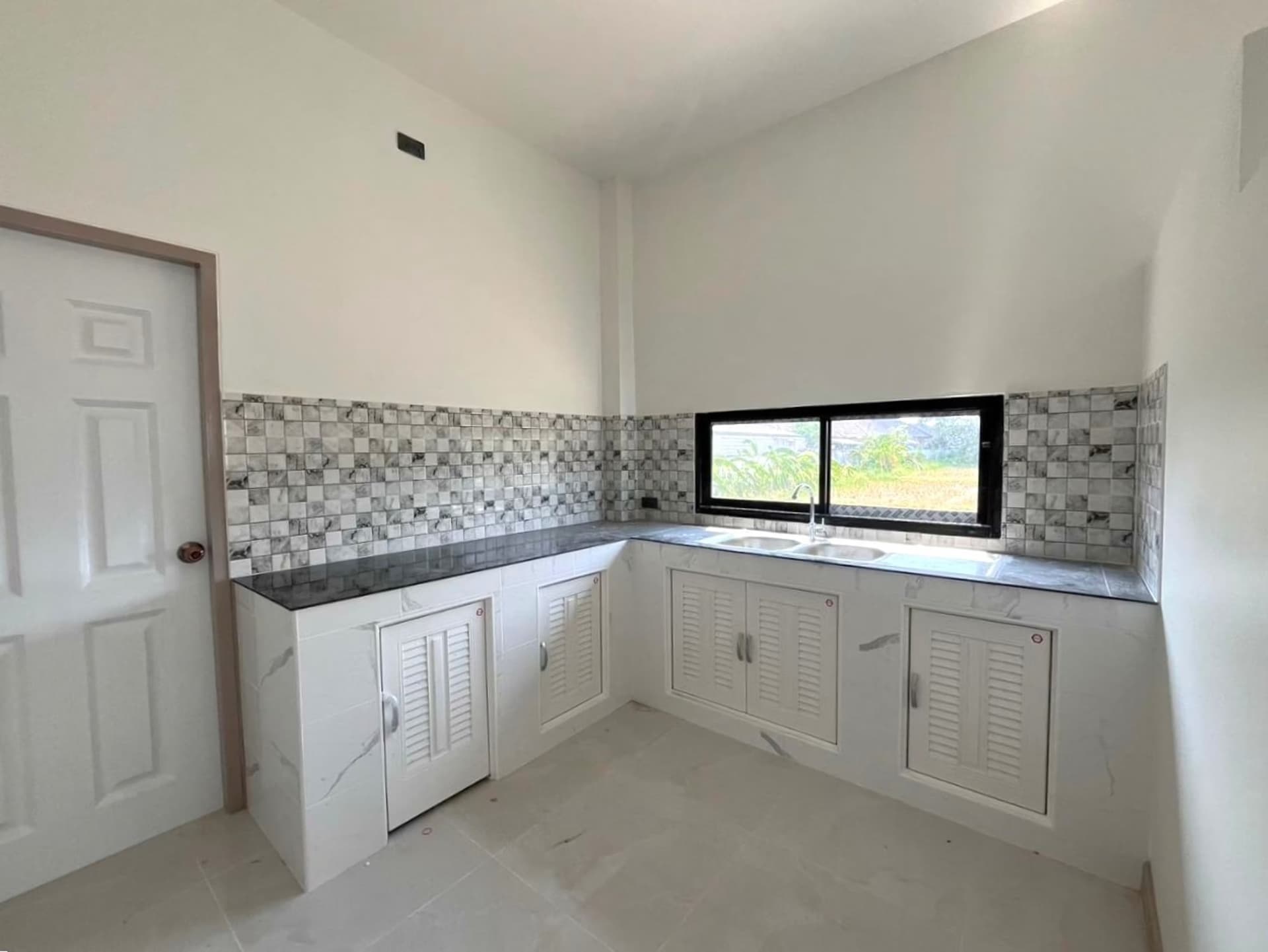 3 Bed House for Rent and Sale in Hang Dong District - Image 3