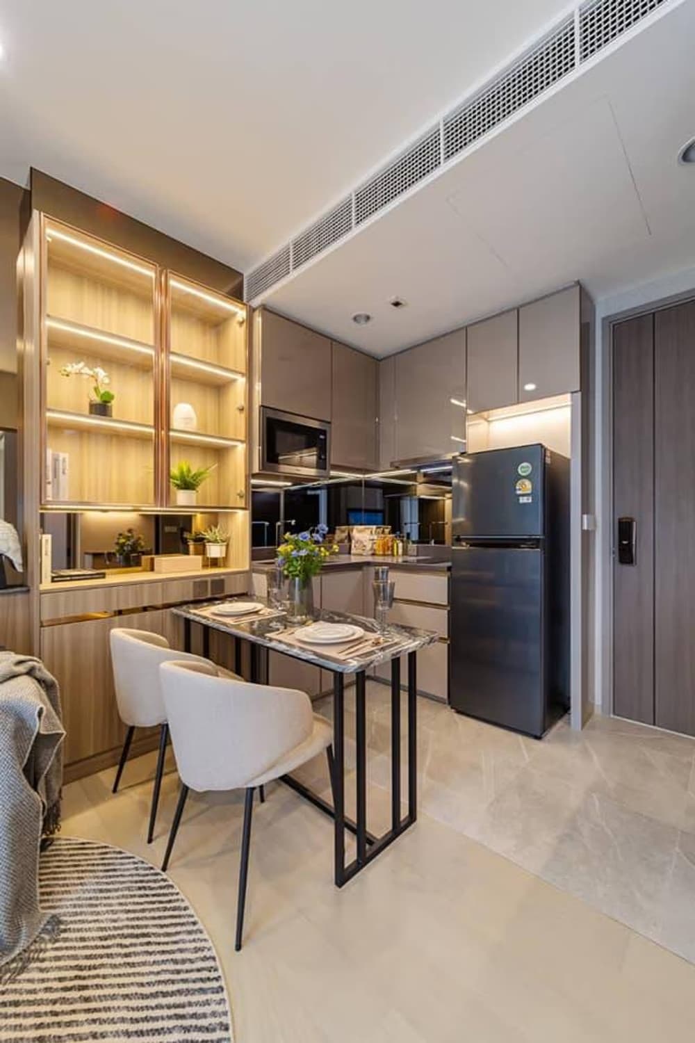1 Bed Condo for Rent in Phaya Thai - Image 2