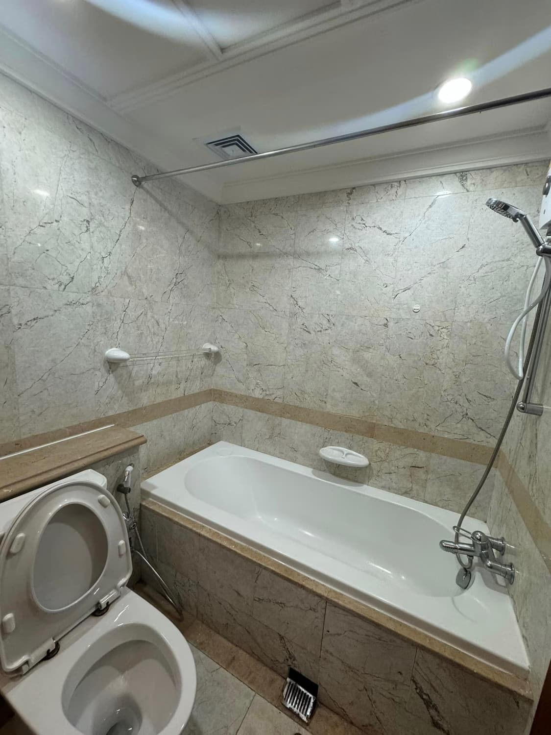 2 Bed Condo for Rent in Pathum Wan - Image 4