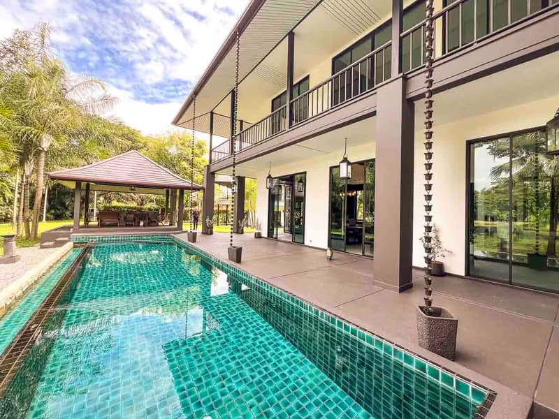 Luxury Lakeside Home for Sale in Mae RIm