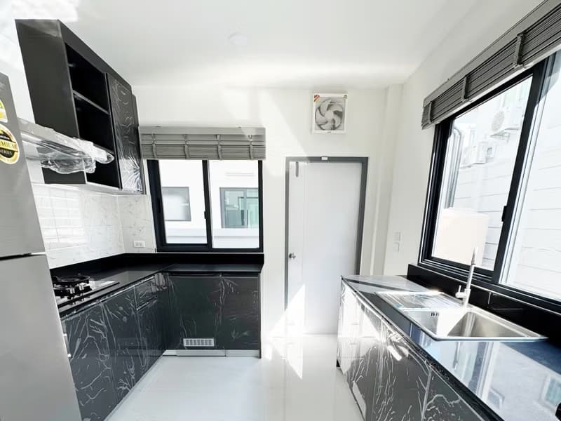 5 Bed House for Rent in Bang Phli