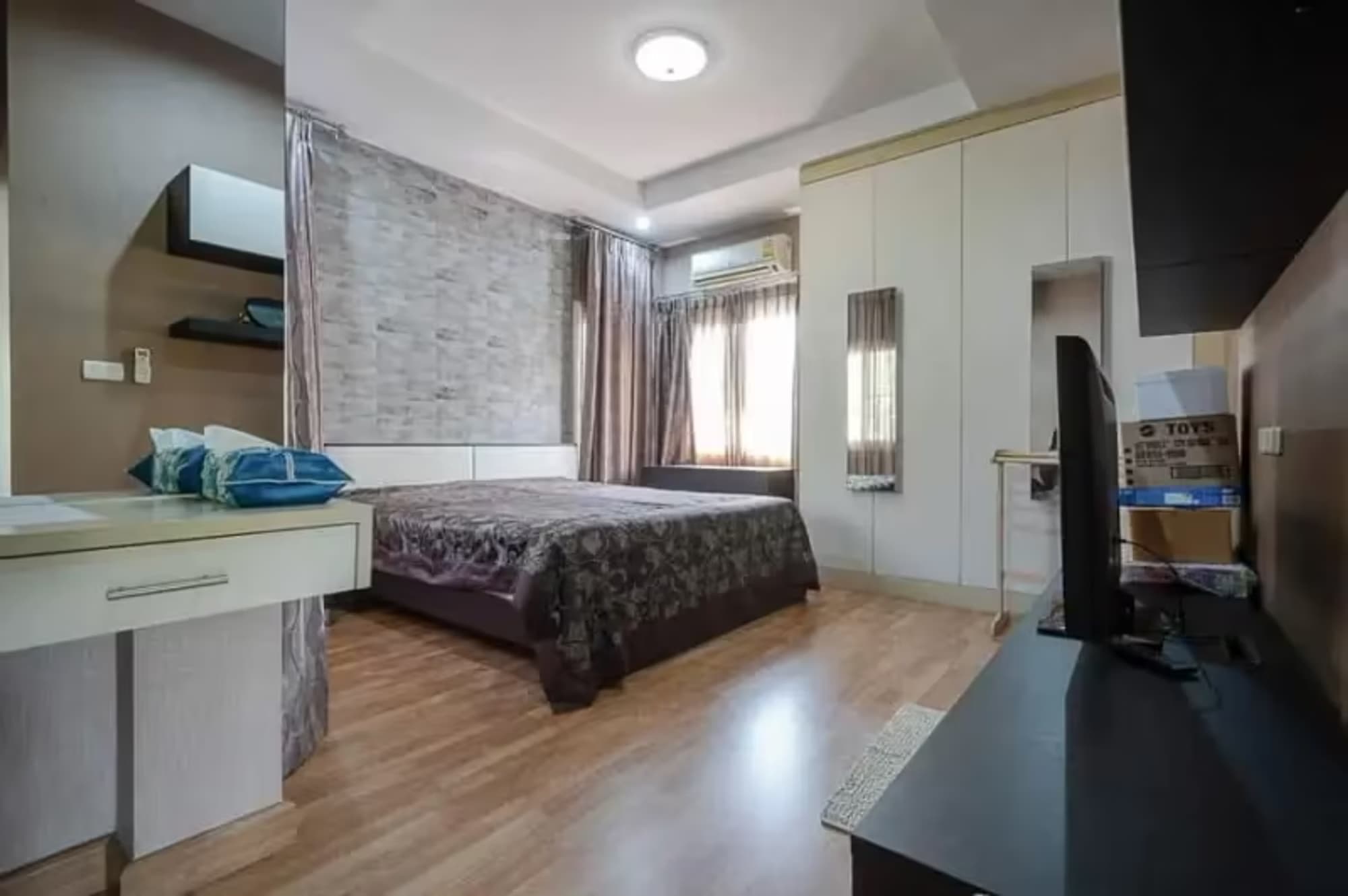 4 Bedroom House - Image 12