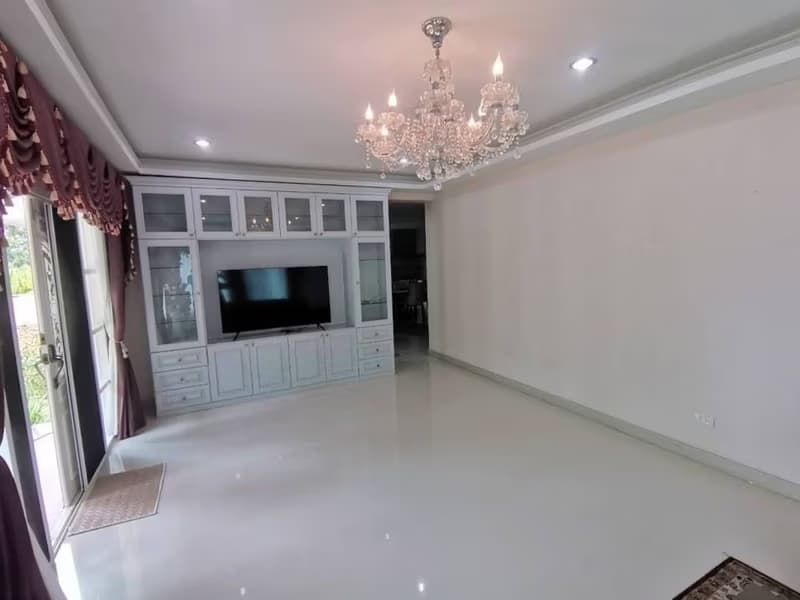 6 Bed House for Rent in San Sai